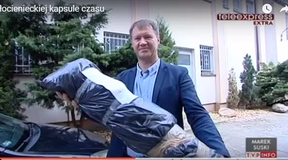 Một phần của đống di vật "thông điệp thời gian" của Đức quốc xã