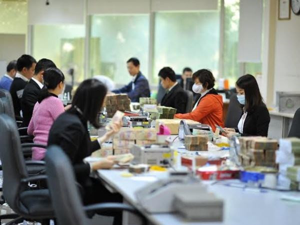 Cán bộ Vietcombank đang kiểm đếm tiền trước khi đưa đến cây ATM. (Nguồn: Vietcombank)