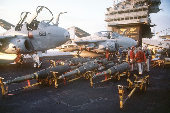 Clip thả... heo trên tàu sân bay Mỹ ảnh 1