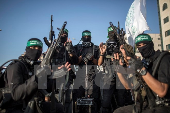 Các thành viên Lữ đoàn Ezzedine al-Qassam, cánh vũ trang của phong trào Hamas tại thành phố Gaza. (Nguồn: THX/TTXVN)