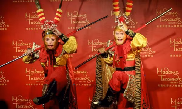 Lục Tiểu Linh Đồng trong trang phục Tề Thiên, kế bên tượng sáp của mình tại bảo tàng sáp Bắc Kinh.