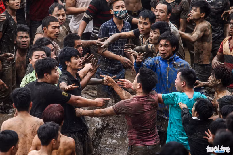 Mặc dù quả phết đã được mang đi nơi khác nhưng cảnh xô xát giữa các nhóm thanh niên vẫn còn tiếp diễn - Ảnh: Nguyễn Khánh