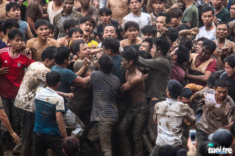 Ai cũng lấm lem bùn đất sau khi nhảy vào vũng nước, sự kích động được tăng lên khi đây là quả phết cuối cùng - Ảnh: Nguyễn Khánh
