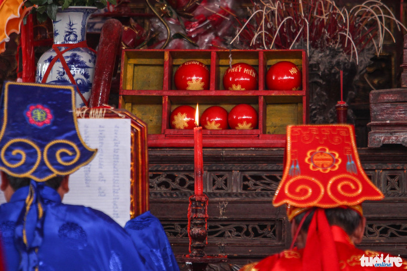 Vào ngày 13 âm lịch, sẽ có 3 quả phết và 3 quả chúi (nhỏ hơn quả phết) được rước ra ngoài khu vực làm lễ cướp phết, quả phết được làm từ củ trẻ và được sơn đỏ - Ảnh: Nguyễn Khánh