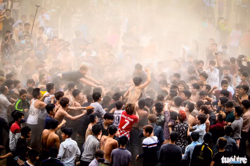 Khoảng 15g30, quả phết đầu tiên được đưa đến giữa bãi bồi ven sông Hồng, ngay lập tức hàng trăm thanh niên lao vào nhau tạo ra một khung cảnh hỗn loạn, bụi cát mù mịt cả một góc sông - Ảnh: Nguyễn Khánh