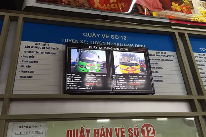 Nhiều tuyến vận tải đã có bảng điện tử thông báo tại cả hai bến xe Giáp Bát và Nước Ngầm.