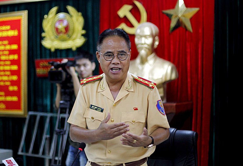 Đi bộ bị phạt: Không có giấy tờ mời về đồn công an ảnh 1