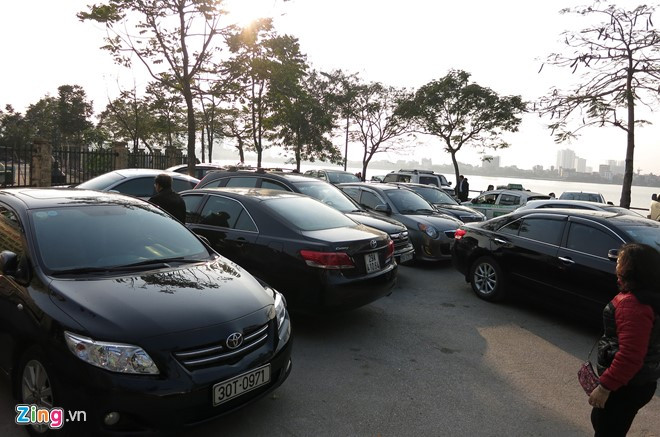 Ôtô xếp hàng dài, tắc nghẽn cục bộ hàng km. Nhiều xe phải nhích từng vài chục cm trong quãng thời gian dài.