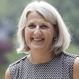 Hòa bình cho cá nhân, gia đình và cả đất nước Ông Ted Osius, Đại sứ Hoa Kỳ tại Việt Nam “Tết là một dịp rất đặc biệt và vui vì tất cả thành viên gia đình sum họp. Đồng thời, Tết có giá trị quan trọng trong đời sống của người Việt. Hoa Kỳ kính trọng giá trị văn hóa và lịch sử của nhân dân Việt Nam. Tôi chúc nhân dân Việt Nam một năm mới an khang, thịnh vượng. An khang có rất nhiều ý nghĩa, không chỉ cầu chúc cho sức khỏe cá nhân mà còn hòa bình. Hòa bình cho cá nhân, gia đình và cả đất nước Việt Nam”. Một năm mới hạnh phúc, bình an Bà Jehanne Roccas, Đại sứ Bỉ tại Việt Nam “Tôi biết Tết là một dịp đặc biệt thiêng liêng đối với người dân và gia đình tại Việt Nam. Đây là thời khắc mọi người đón mừng năm mới, quây quần bên gia đình, thắp hương tưởng nhớ tổ tiên. Trong dịp đặc biệt này, tôi muốn gửi lời chúc tới tất cả người dân Việt Nam nói chung và cộng đồng doanh nhân - bạn đọc của BizLIVE nói riêng, một năm mới hạnh phúc, bình an, dồi dào sức khỏe, an khang thịnh vượng Chúc mừng năm mới!”. Việt Nam ngày càng thịnh vượng Ông Jean Noël Poirier, Đại sứ Pháp tại Việt Nam “Đối với nhân dân Việt Nam, mong ước lớn nhất của tôi trong năm 2016 là kinh tế Việt Nam ngày càng phát triển mạnh mẽ, đất nước Việt Nam ngày càng thịnh vượng. Như các bạn đã biết, trong khu vực Đông Nam Á, Việt Nam là một nước may mắn khi chưa chịu nhiều ảnh hưởng của các cuộc khủng hoảng, có thể nói là mang tính chất toàn cầu. Hãy nhớ những sự kiện bất ổn ở Indonesia và Philippines cách đây vài tuần. Điều này cho thấy Việt Nam rất may mắn khi có một môi trường ổn định. Sự ổn định đó là điều kiện thuận lợi để Việt Nam phát triển kinh tế thêm nữa trong năm 2016. Đây là lý do vì sao đôi khi chúng tôi nói vui với nhau rằng Việt Nam là Thụy Sỹ ở châu Á trên phương diện an ninh. Với BizLIVE, tôi chúc ban biên tập và tờ báo mạng càng ngày càng mở rộng và phát triển hơn nữa. Cá nhân tôi mới đọc các bài trong chuyên mục tiếng Anh mới mở trên BizLIVE, tôi cảm thấy thích thú khi thấy các chủ đề rất phong phú, đa dạng, nhiều bài viết hay. Hy vọng trong năm 2016, BizLIVE sẽ ngày càng phát triển mạnh mẽ hơn nữa”. Thành công trong ổn định kinh tế - xã hội Ông Bruno Angelet, Đại sứ - Trưởng Phái đoàn EU tại Việt Nam “Tôi chúc cho người dân Việt Nam có một năm mới bình an, không phải chịu những hiểm họa từ thiên nhiên như một số nước khác trong năm 2015. Tôi chúc các bạn sẽ có đủ nước phục vụ ngành nông nghiệp ở miền Nam. Tôi hy vọng Chính phủ Việt Nam sẽ thành công trong việc ổn định tình hình kinh tế - xã hội, tỷ lệ lạm phát được kiểm soát. Đương nhiên, tôi hy vọng nền kinh tế sẽ phát triển tốt hơn, các bạn sẽ tiếp tục mở cửa để giao thương với Liên minh Châu Âu. Những sinh viên Việt Nam du học tại châu Âu sẽ quay về nước với hành trang kiến thức vững vàng. Tôi mong muốn những điều tốt đẹp nhất đến với người dân Việt Nam. Các bạn sẽ có bộ máy lãnh đạo mới trong quý 1, chúng tôi hy vọng họ sẽ hợp tác với EU chung tay giải quyết nhiều vấn đề và tập trung vào những lĩnh vực ưu tiên”. Một năm tuyệt vời giữa Việt Nam và Đan Mạch Bà Charlotte Laursen, Đại sứ Đan Mạch tại Việt Nam “Chúng ta đang bước vào năm Thân. Tôi tự tin cho rằng năm nay cũng sẽ là một năm tuyệt vời để tiếp tục mở rộng quan hệ giữa Việt Nam và Đan Mạch. Việt Nam là một thị trường hấp dẫn đối với các công ty Đan Mạch. Hơn 130 công ty Đan Mạch đang hoạt động thành công tại đây, và nhiều công ty khác nữa đang khám phá những cơ hội thị trường. Tôi rất vui được tới thăm một số công ty Đan Mạch tại Việt Nam, các công ty này đang thực hiện rất tốt công việc của mình, đặc biệt là trong lĩnh vực trách nhiệm xã hội và đảm bảo môi trường làm việc tốt, dựa trên những giá trị cốt lõi của Đan Mạch. Trong năm mới, Đại sứ quán Đan Mạch sẽ tập trung vào bốn lĩnh vực sau: công nghệ xanh, biến đổi khí hậu và môi trường; thực phẩm và nông nghiệp; giáo dục; và cuối cùng là y tế. Tất cả các lĩnh vực đều rất phù hợp với nhu cầu của Việt Nam và cũng là các thế mạnh của Đan Mạch. Tôi xin chúc tất cả các bạn một năm mới hạnh phúc. Chúc mừng năm mới!”.