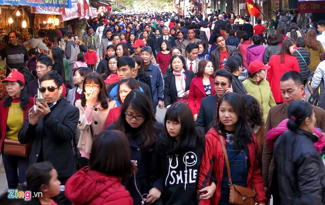 18h chiều, số lượng người đổ về phủ Tây Hồ càng đông hơn.