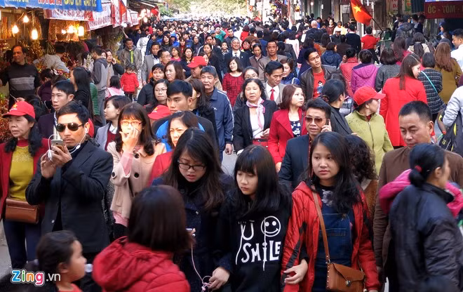 18h chiều, số lượng người đổ về phủ Tây Hồ càng đông hơn.