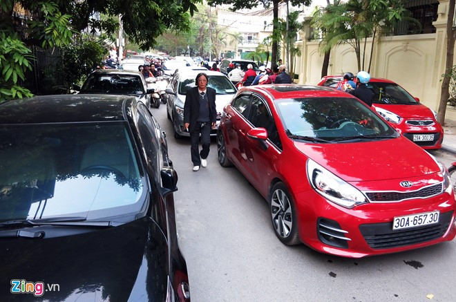 Đường Quảng An, Xuân Diệu và các cửa ngõ ra vào phủ chung tình trạng. Nhiều người lái xe do chờ đợi quá lâu đã tự mở cửa xuống phân luồng. Nhiều gia đình đi taxi chờ hàng giờ đồng hồ không gọi được xe để về.