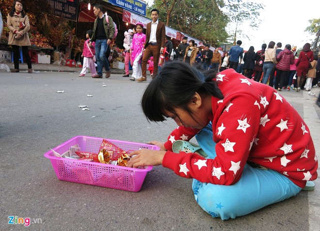 Trước cổng phủ xuất hiện một số người ăn xin trong đó có cả trẻ em "hành nghề".