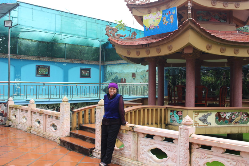 Bà Hằng bên Vọng nguyệt lầu trong biệt thự gia đình