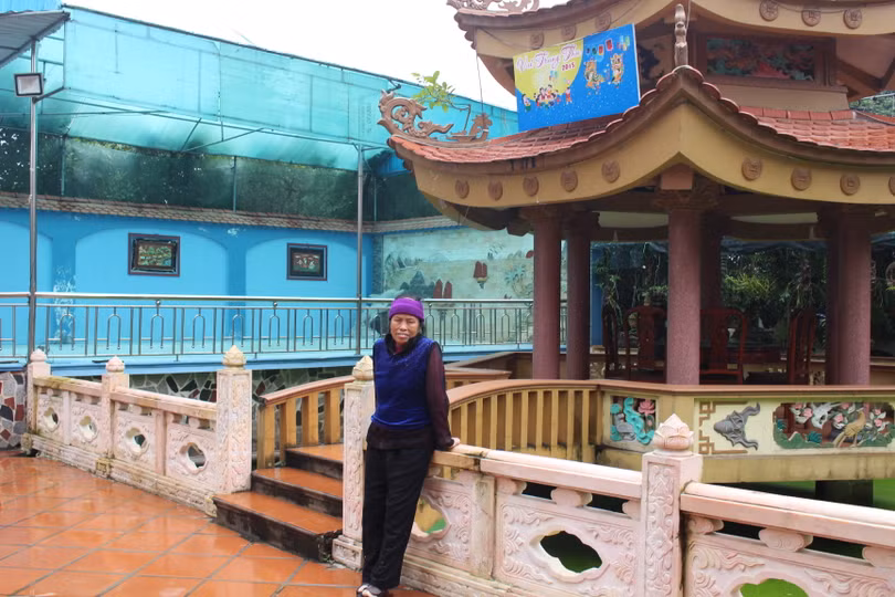 Bà Hằng bên Vọng nguyệt lầu trong biệt thự gia đình