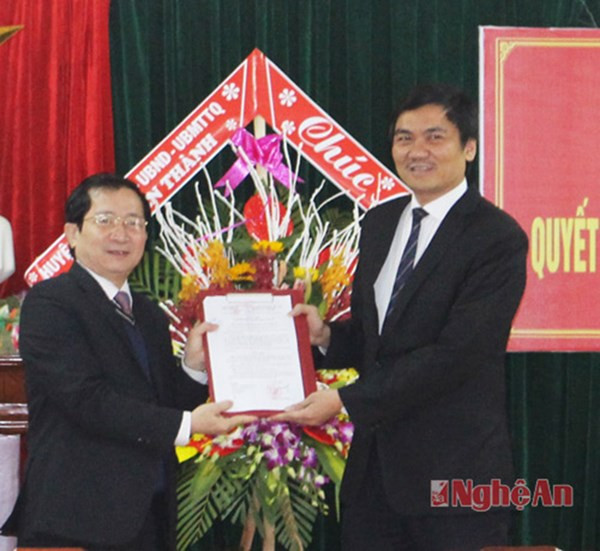 Ông Hoàng Nghĩa Hiếu (bìa phải) nhận quyết định về làm PGĐ Sở Nông nghiệp vào ngày 25.2- Ảnh: báo Nghệ An.