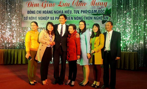 Tân PGĐ chụp ảnh chúc mừng cùng những người quen.
