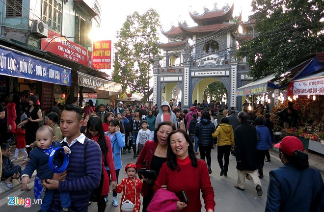 Con đường chính dẫn vào bên trong chật cứng người.