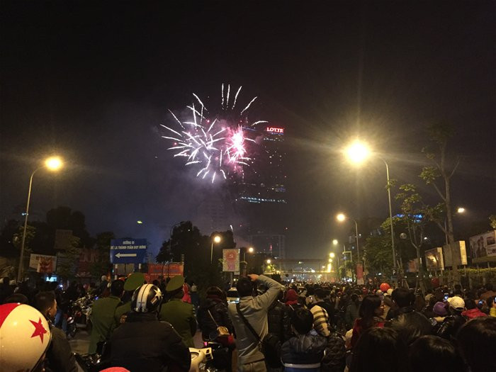 Bắn pháo hoa giao thừa Tết Bính Thân 2016. Ảnh: Vân Ly