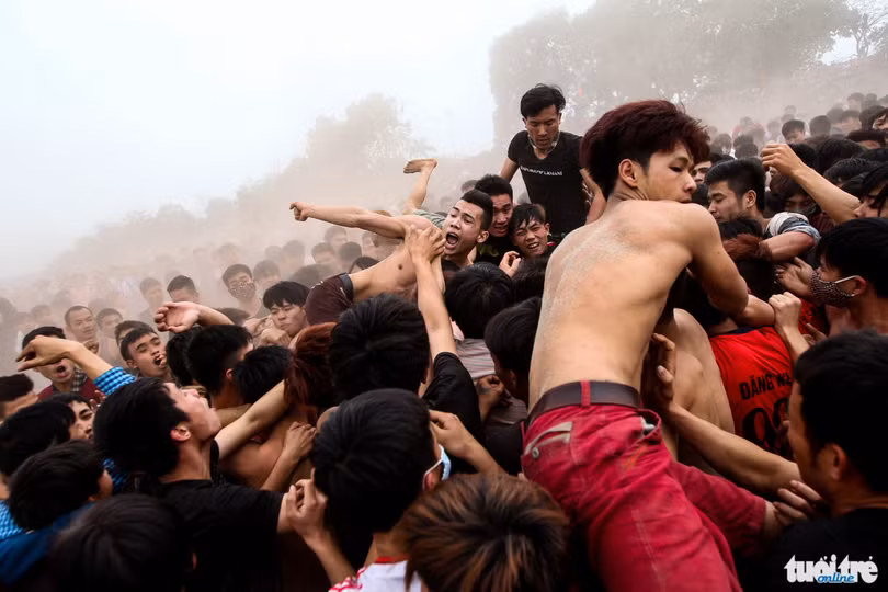 Các nhóm thanh niên được tổ chức theo xóm, mỗi xóm từ 10 đến 20 thanh niên tranh giành phết - Ảnh: Nguyễn Khánh