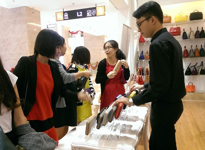 Dù được trả lương gấp 3-4 ngày thường song nhiều người vẫn không mặn mà khi làm việc xuyên Tết. Ảnh: Ngọc Lan. 