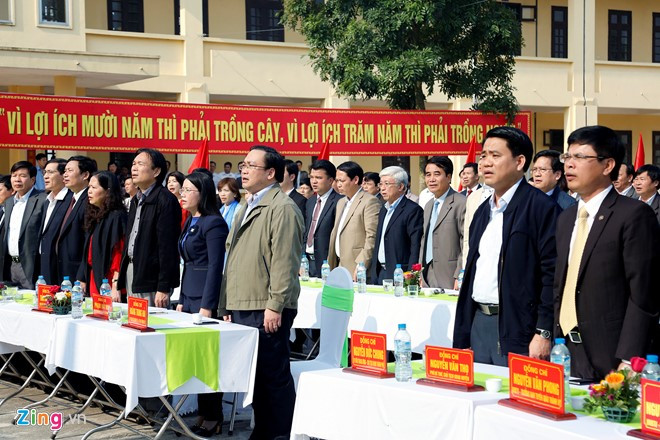 Sáng 14/2, ông Hoàng Trung Hải, Ủy viên Bộ Chính trị, Bí thư Thành ủy Hà Nội cùng ông Nguyễn Đức Chung, Ủy viên Trung ương Đảng, Chủ tịch UBND thành phố đã tham dự lễ xuống đồng cùng nông dân thôn Phong Triệu, xã Nam Triều, huyện Phú Xuyên (Hà Nội).