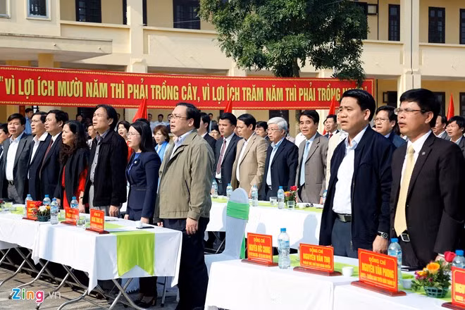 Sáng 14/2, ông Hoàng Trung Hải, Ủy viên Bộ Chính trị, Bí thư Thành ủy Hà Nội cùng ông Nguyễn Đức Chung, Ủy viên Trung ương Đảng, Chủ tịch UBND thành phố đã tham dự lễ xuống đồng cùng nông dân thôn Phong Triệu, xã Nam Triều, huyện Phú Xuyên (Hà Nội).