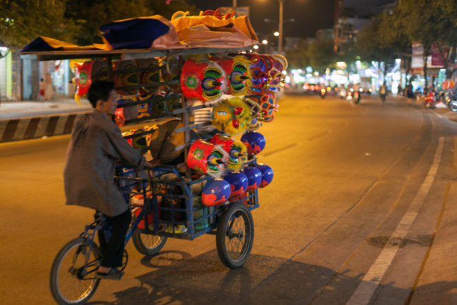 Một xe lân bán đêm có trang bị nhạc và đèn chớp- Ảnh: Sơn Khôi Một xe lân bán đêm có trang bị nhạc và đèn chớp- Ảnh: Sơn Khôi