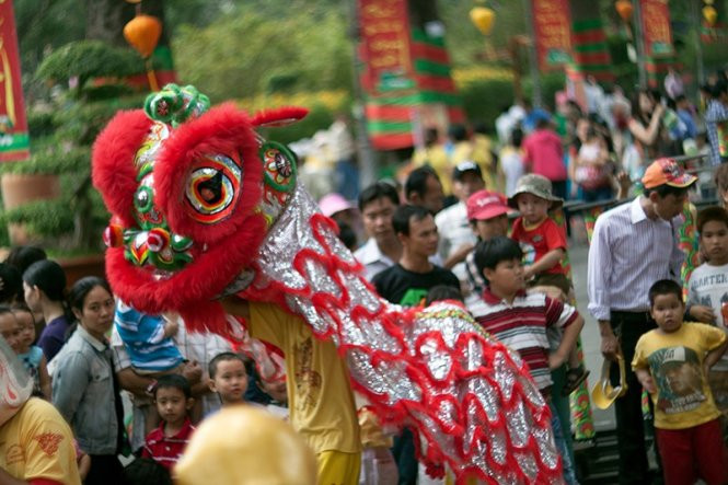 Trẻ con luôn thích xem múa lân - Ảnh: Sơn Khôi Trẻ con luôn thích xem múa lân - Ảnh: Sơn Khôi