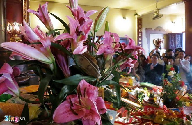 Tiền lẻ được nhét xung quanh các cành lộc.