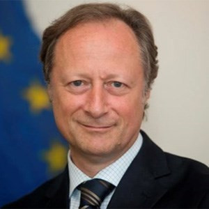 Hòa bình cho cá nhân, gia đình và cả đất nước Ông Ted Osius, Đại sứ Hoa Kỳ tại Việt Nam “Tết là một dịp rất đặc biệt và vui vì tất cả thành viên gia đình sum họp. Đồng thời, Tết có giá trị quan trọng trong đời sống của người Việt. Hoa Kỳ kính trọng giá trị văn hóa và lịch sử của nhân dân Việt Nam. Tôi chúc nhân dân Việt Nam một năm mới an khang, thịnh vượng. An khang có rất nhiều ý nghĩa, không chỉ cầu chúc cho sức khỏe cá nhân mà còn hòa bình. Hòa bình cho cá nhân, gia đình và cả đất nước Việt Nam”. Một năm mới hạnh phúc, bình an Bà Jehanne Roccas, Đại sứ Bỉ tại Việt Nam “Tôi biết Tết là một dịp đặc biệt thiêng liêng đối với người dân và gia đình tại Việt Nam. Đây là thời khắc mọi người đón mừng năm mới, quây quần bên gia đình, thắp hương tưởng nhớ tổ tiên. Trong dịp đặc biệt này, tôi muốn gửi lời chúc tới tất cả người dân Việt Nam nói chung và cộng đồng doanh nhân - bạn đọc của BizLIVE nói riêng, một năm mới hạnh phúc, bình an, dồi dào sức khỏe, an khang thịnh vượng Chúc mừng năm mới!”. Việt Nam ngày càng thịnh vượng Ông Jean Noël Poirier, Đại sứ Pháp tại Việt Nam “Đối với nhân dân Việt Nam, mong ước lớn nhất của tôi trong năm 2016 là kinh tế Việt Nam ngày càng phát triển mạnh mẽ, đất nước Việt Nam ngày càng thịnh vượng. Như các bạn đã biết, trong khu vực Đông Nam Á, Việt Nam là một nước may mắn khi chưa chịu nhiều ảnh hưởng của các cuộc khủng hoảng, có thể nói là mang tính chất toàn cầu. Hãy nhớ những sự kiện bất ổn ở Indonesia và Philippines cách đây vài tuần. Điều này cho thấy Việt Nam rất may mắn khi có một môi trường ổn định. Sự ổn định đó là điều kiện thuận lợi để Việt Nam phát triển kinh tế thêm nữa trong năm 2016. Đây là lý do vì sao đôi khi chúng tôi nói vui với nhau rằng Việt Nam là Thụy Sỹ ở châu Á trên phương diện an ninh. Với BizLIVE, tôi chúc ban biên tập và tờ báo mạng càng ngày càng mở rộng và phát triển hơn nữa. Cá nhân tôi mới đọc các bài trong chuyên mục tiếng Anh mới mở trên BizLIVE, tôi cảm thấy thích thú khi thấy các chủ đề rất phong phú, đa dạng, nhiều bài viết hay. Hy vọng trong năm 2016, BizLIVE sẽ ngày càng phát triển mạnh mẽ hơn nữa”. Thành công trong ổn định kinh tế - xã hội Ông Bruno Angelet, Đại sứ - Trưởng Phái đoàn EU tại Việt Nam “Tôi chúc cho người dân Việt Nam có một năm mới bình an, không phải chịu những hiểm họa từ thiên nhiên như một số nước khác trong năm 2015. Tôi chúc các bạn sẽ có đủ nước phục vụ ngành nông nghiệp ở miền Nam. Tôi hy vọng Chính phủ Việt Nam sẽ thành công trong việc ổn định tình hình kinh tế - xã hội, tỷ lệ lạm phát được kiểm soát. Đương nhiên, tôi hy vọng nền kinh tế sẽ phát triển tốt hơn, các bạn sẽ tiếp tục mở cửa để giao thương với Liên minh Châu Âu. Những sinh viên Việt Nam du học tại châu Âu sẽ quay về nước với hành trang kiến thức vững vàng. Tôi mong muốn những điều tốt đẹp nhất đến với người dân Việt Nam. Các bạn sẽ có bộ máy lãnh đạo mới trong quý 1, chúng tôi hy vọng họ sẽ hợp tác với EU chung tay giải quyết nhiều vấn đề và tập trung vào những lĩnh vực ưu tiên”. Một năm tuyệt vời giữa Việt Nam và Đan Mạch Bà Charlotte Laursen, Đại sứ Đan Mạch tại Việt Nam “Chúng ta đang bước vào năm Thân. Tôi tự tin cho rằng năm nay cũng sẽ là một năm tuyệt vời để tiếp tục mở rộng quan hệ giữa Việt Nam và Đan Mạch. Việt Nam là một thị trường hấp dẫn đối với các công ty Đan Mạch. Hơn 130 công ty Đan Mạch đang hoạt động thành công tại đây, và nhiều công ty khác nữa đang khám phá những cơ hội thị trường. Tôi rất vui được tới thăm một số công ty Đan Mạch tại Việt Nam, các công ty này đang thực hiện rất tốt công việc của mình, đặc biệt là trong lĩnh vực trách nhiệm xã hội và đảm bảo môi trường làm việc tốt, dựa trên những giá trị cốt lõi của Đan Mạch. Trong năm mới, Đại sứ quán Đan Mạch sẽ tập trung vào bốn lĩnh vực sau: công nghệ xanh, biến đổi khí hậu và môi trường; thực phẩm và nông nghiệp; giáo dục; và cuối cùng là y tế. Tất cả các lĩnh vực đều rất phù hợp với nhu cầu của Việt Nam và cũng là các thế mạnh của Đan Mạch. Tôi xin chúc tất cả các bạn một năm mới hạnh phúc. Chúc mừng năm mới!”.