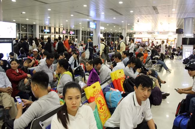 Các dãy ghế tại sân bay Tân Sơn Nhất những ngày giáp tết không còn chỗ trống - Ảnh: Anh Quân