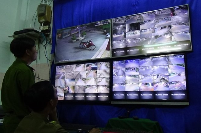 Công an xã Mỹ Lộc, Cần Giuộc, Long An trực camera chiều mùng 3 tết.