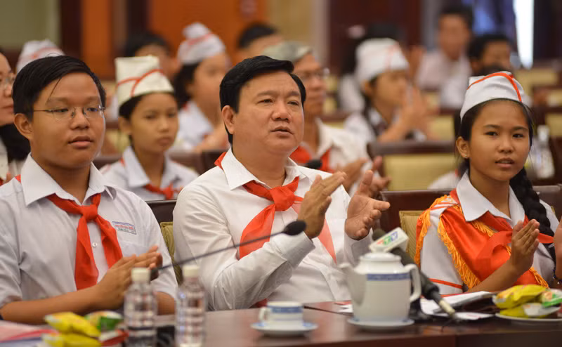 Ông Đinh La Thăng tại cuộc gặp mặt thiếu nhi TPHCM