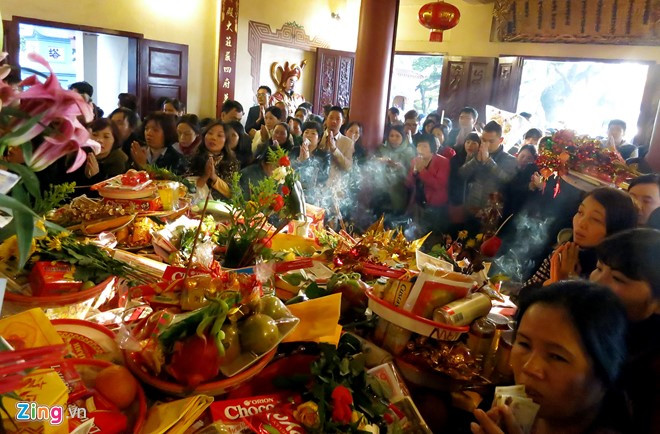 Người dân chen lấn tìm khoảng trống để làm lễ.