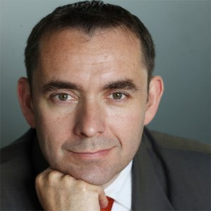 Hòa bình cho cá nhân, gia đình và cả đất nước Ông Ted Osius, Đại sứ Hoa Kỳ tại Việt Nam “Tết là một dịp rất đặc biệt và vui vì tất cả thành viên gia đình sum họp. Đồng thời, Tết có giá trị quan trọng trong đời sống của người Việt. Hoa Kỳ kính trọng giá trị văn hóa và lịch sử của nhân dân Việt Nam. Tôi chúc nhân dân Việt Nam một năm mới an khang, thịnh vượng. An khang có rất nhiều ý nghĩa, không chỉ cầu chúc cho sức khỏe cá nhân mà còn hòa bình. Hòa bình cho cá nhân, gia đình và cả đất nước Việt Nam”. Một năm mới hạnh phúc, bình an Bà Jehanne Roccas, Đại sứ Bỉ tại Việt Nam “Tôi biết Tết là một dịp đặc biệt thiêng liêng đối với người dân và gia đình tại Việt Nam. Đây là thời khắc mọi người đón mừng năm mới, quây quần bên gia đình, thắp hương tưởng nhớ tổ tiên. Trong dịp đặc biệt này, tôi muốn gửi lời chúc tới tất cả người dân Việt Nam nói chung và cộng đồng doanh nhân - bạn đọc của BizLIVE nói riêng, một năm mới hạnh phúc, bình an, dồi dào sức khỏe, an khang thịnh vượng Chúc mừng năm mới!”. Việt Nam ngày càng thịnh vượng Ông Jean Noël Poirier, Đại sứ Pháp tại Việt Nam “Đối với nhân dân Việt Nam, mong ước lớn nhất của tôi trong năm 2016 là kinh tế Việt Nam ngày càng phát triển mạnh mẽ, đất nước Việt Nam ngày càng thịnh vượng. Như các bạn đã biết, trong khu vực Đông Nam Á, Việt Nam là một nước may mắn khi chưa chịu nhiều ảnh hưởng của các cuộc khủng hoảng, có thể nói là mang tính chất toàn cầu. Hãy nhớ những sự kiện bất ổn ở Indonesia và Philippines cách đây vài tuần. Điều này cho thấy Việt Nam rất may mắn khi có một môi trường ổn định. Sự ổn định đó là điều kiện thuận lợi để Việt Nam phát triển kinh tế thêm nữa trong năm 2016. Đây là lý do vì sao đôi khi chúng tôi nói vui với nhau rằng Việt Nam là Thụy Sỹ ở châu Á trên phương diện an ninh. Với BizLIVE, tôi chúc ban biên tập và tờ báo mạng càng ngày càng mở rộng và phát triển hơn nữa. Cá nhân tôi mới đọc các bài trong chuyên mục tiếng Anh mới mở trên BizLIVE, tôi cảm thấy thích thú khi thấy các chủ đề rất phong phú, đa dạng, nhiều bài viết hay. Hy vọng trong năm 2016, BizLIVE sẽ ngày càng phát triển mạnh mẽ hơn nữa”. Thành công trong ổn định kinh tế - xã hội Ông Bruno Angelet, Đại sứ - Trưởng Phái đoàn EU tại Việt Nam “Tôi chúc cho người dân Việt Nam có một năm mới bình an, không phải chịu những hiểm họa từ thiên nhiên như một số nước khác trong năm 2015. Tôi chúc các bạn sẽ có đủ nước phục vụ ngành nông nghiệp ở miền Nam. Tôi hy vọng Chính phủ Việt Nam sẽ thành công trong việc ổn định tình hình kinh tế - xã hội, tỷ lệ lạm phát được kiểm soát. Đương nhiên, tôi hy vọng nền kinh tế sẽ phát triển tốt hơn, các bạn sẽ tiếp tục mở cửa để giao thương với Liên minh Châu Âu. Những sinh viên Việt Nam du học tại châu Âu sẽ quay về nước với hành trang kiến thức vững vàng. Tôi mong muốn những điều tốt đẹp nhất đến với người dân Việt Nam. Các bạn sẽ có bộ máy lãnh đạo mới trong quý 1, chúng tôi hy vọng họ sẽ hợp tác với EU chung tay giải quyết nhiều vấn đề và tập trung vào những lĩnh vực ưu tiên”. Một năm tuyệt vời giữa Việt Nam và Đan Mạch Bà Charlotte Laursen, Đại sứ Đan Mạch tại Việt Nam “Chúng ta đang bước vào năm Thân. Tôi tự tin cho rằng năm nay cũng sẽ là một năm tuyệt vời để tiếp tục mở rộng quan hệ giữa Việt Nam và Đan Mạch. Việt Nam là một thị trường hấp dẫn đối với các công ty Đan Mạch. Hơn 130 công ty Đan Mạch đang hoạt động thành công tại đây, và nhiều công ty khác nữa đang khám phá những cơ hội thị trường. Tôi rất vui được tới thăm một số công ty Đan Mạch tại Việt Nam, các công ty này đang thực hiện rất tốt công việc của mình, đặc biệt là trong lĩnh vực trách nhiệm xã hội và đảm bảo môi trường làm việc tốt, dựa trên những giá trị cốt lõi của Đan Mạch. Trong năm mới, Đại sứ quán Đan Mạch sẽ tập trung vào bốn lĩnh vực sau: công nghệ xanh, biến đổi khí hậu và môi trường; thực phẩm và nông nghiệp; giáo dục; và cuối cùng là y tế. Tất cả các lĩnh vực đều rất phù hợp với nhu cầu của Việt Nam và cũng là các thế mạnh của Đan Mạch. Tôi xin chúc tất cả các bạn một năm mới hạnh phúc. Chúc mừng năm mới!”.