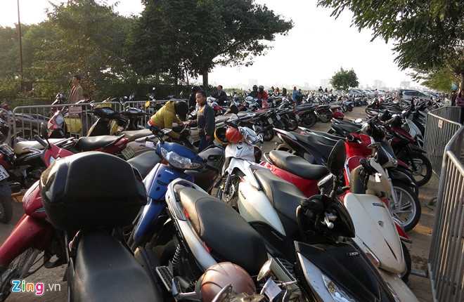 Bãi đỗ xe dài khuất tầm mắt tại khu đất trống cạnh phủ Tây Hồ. May mắn, giá gửi xe máy không tăng giá, chỉ 5.000 đồng/lượt. Riêng ôtô không mất phí, nhưng chỉ trông đến 21h đêm.