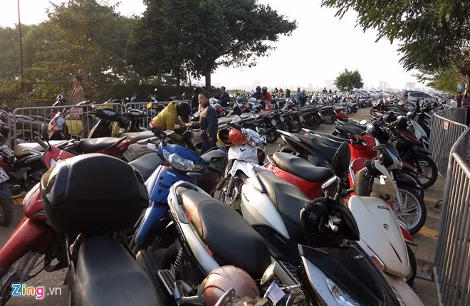 Bãi đỗ xe dài khuất tầm mắt tại khu đất trống cạnh phủ Tây Hồ. May mắn, giá gửi xe máy không tăng giá, chỉ 5.000 đồng/lượt. Riêng ôtô không mất phí, nhưng chỉ trông đến 21h đêm.