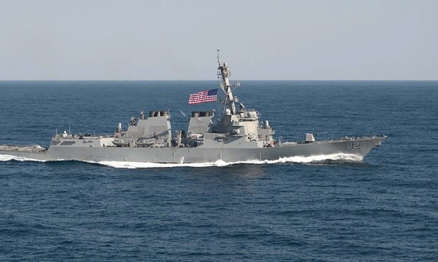 Tàu khu trục USS Lassen của Mỹ hồi tháng 10/2015 đi vào vùng 12 hải lý xung quanh các đảo mà Trung Quốc bồi lấp trái phép trên Biển Đông. Ảnh: US Navy