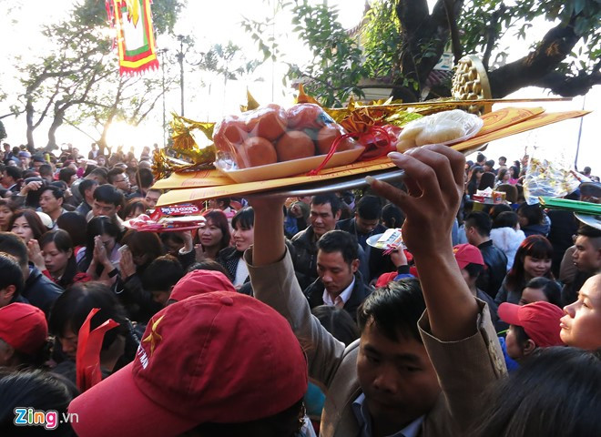 Nhiều người tìm cách đặt đồ lễ vào nơi thờ cúng không được vì đã hết chỗ.