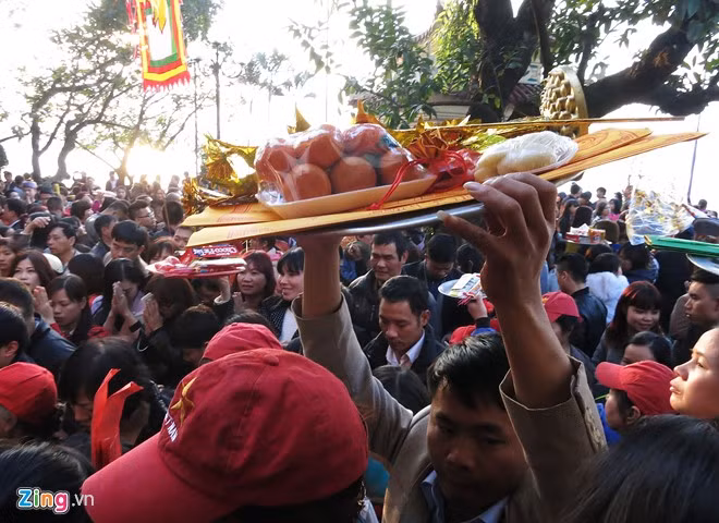 Nhiều người tìm cách đặt đồ lễ vào nơi thờ cúng không được vì đã hết chỗ.