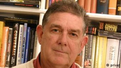 Chuyên gia vũ khí Mỹ Robert Kelly.