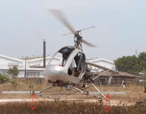 Chiếc trực thăng "Bùi Hiển 2" đang bay treo ở khoảng cách hơn 25cm so mặt đất. Ảnh: Phan Cường.