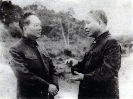 Bộ trưởng Quốc phòng Võ Nguyên Giáp trao đổi với Bộ trưởng Công an Trần Quốc Hoàn trước khi về tiếp quản Thủ đô năm 1954