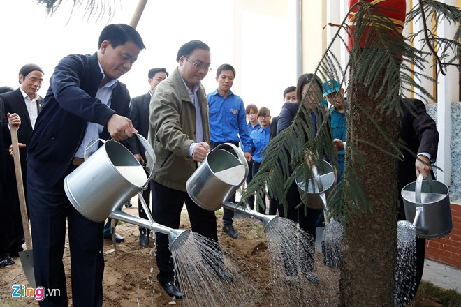 Bí thư và Chủ tịch Hà Nội cùng trồng cây lưu niệm tại địa phương.