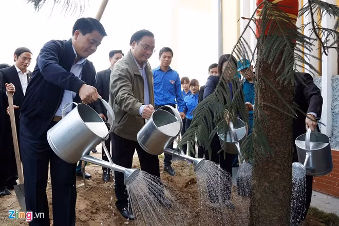 Bí thư và Chủ tịch Hà Nội cùng trồng cây lưu niệm tại địa phương.