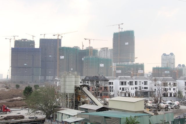 Dự án Vinhomes Central Park tại TPHCM với nguồn cung hàng chục ngàn căn hộ cao cấp và hàng trăm biệt thự đang được triển khai - Ảnh: Mạnh Tùng