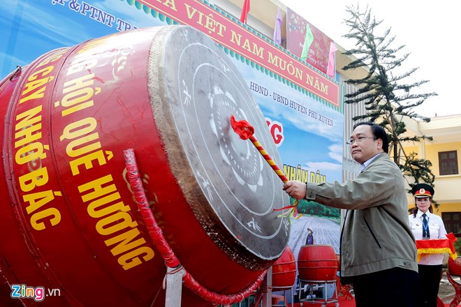 Bí thư Thành uỷ Hà Nội đánh trống khai mở vụ xuân.