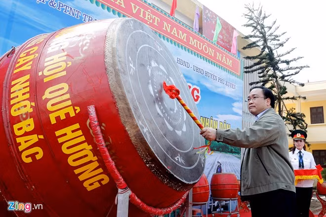 Bí thư Thành uỷ Hà Nội đánh trống khai mở vụ xuân.