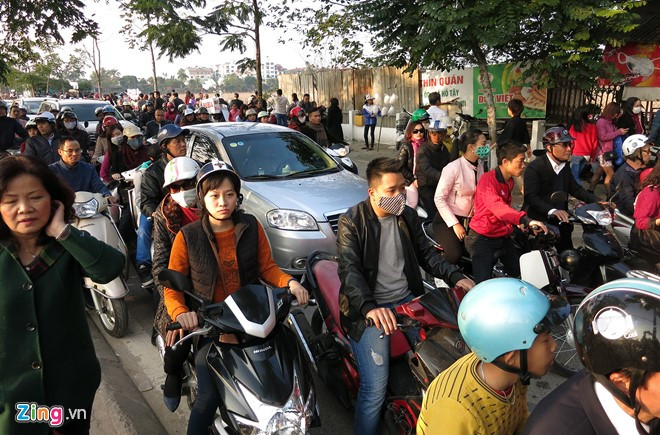 Nhiều người tham gia giao thông ngày đầu năm mới không đội mũ bảo hiểm khi ngồi trên xe máy.